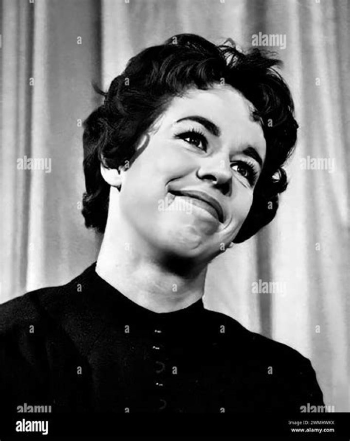 Carol Burnett: A Legendary Comedian Who Redefined Comedy