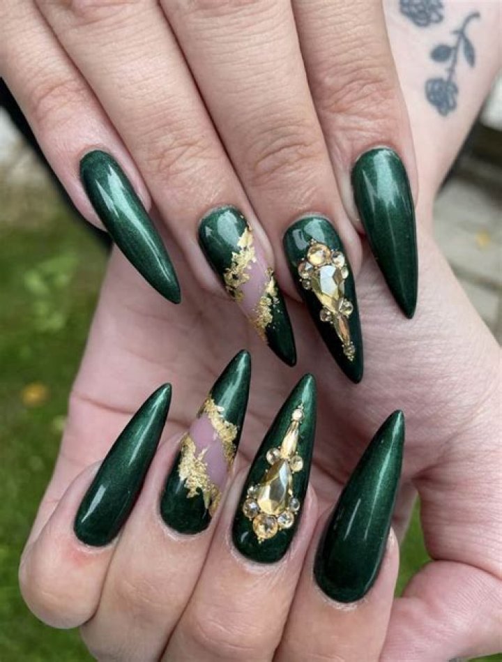 Dark Green Nail Art: A Guide to Stunning Designs and Techniques