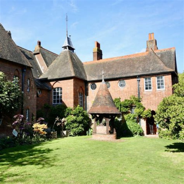 Discovering the Charm of Sassy's Red House