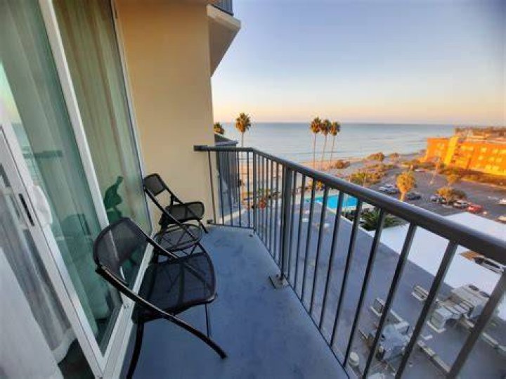 Experience Elegance and Comfort at Crowne Plaza Ventura
