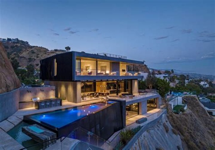 Exploring the Lavish Lifestyle of Zab Judah: A Look Inside His Stunning House