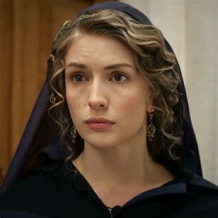 Exploring the Life of the Actress Who Played Defne in "Aşk-ı Memnu"