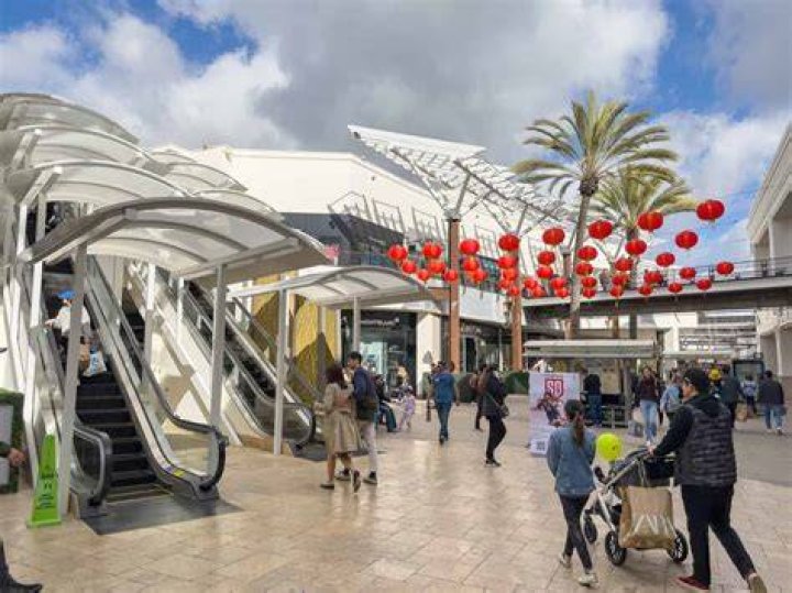 Exploring the Vibrant Atmosphere of Mission Valley Mall