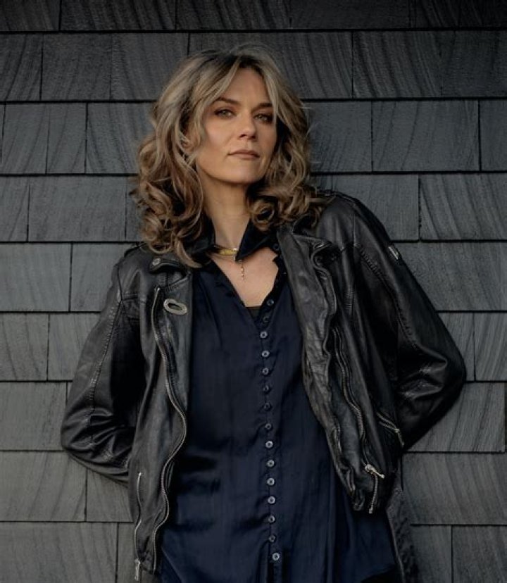 Hilarie Burton Smoking: Exploring the Truth Behind the Buzz
