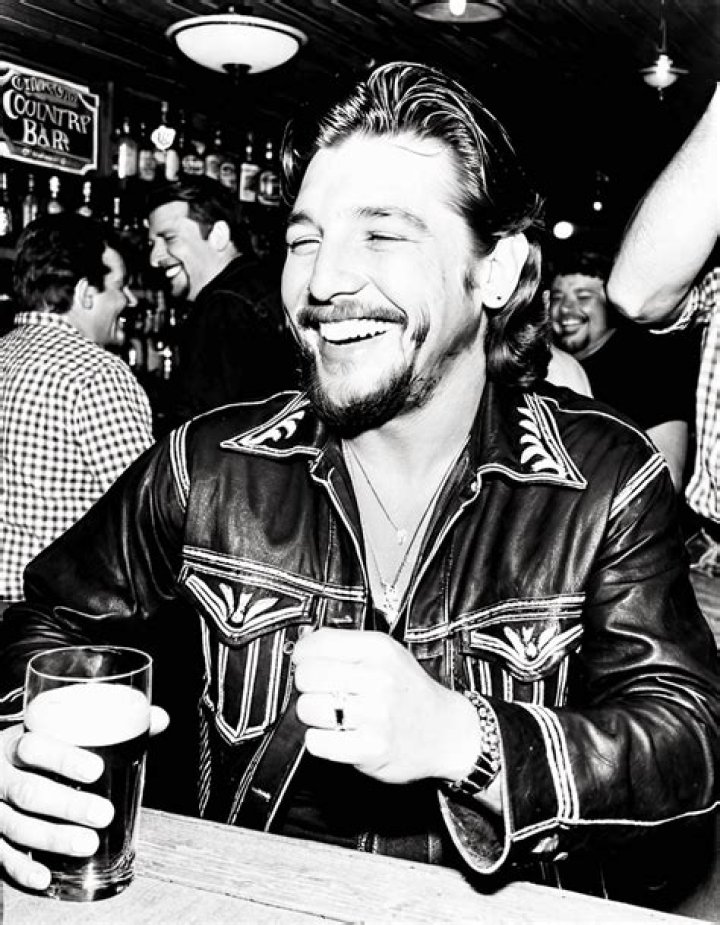 How Tall is Waylon Jennings? Unveiling the Legendary Country Music Icon