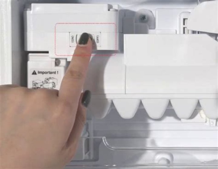 How to Turn Off the Ice Maker on a GE Refrigerator