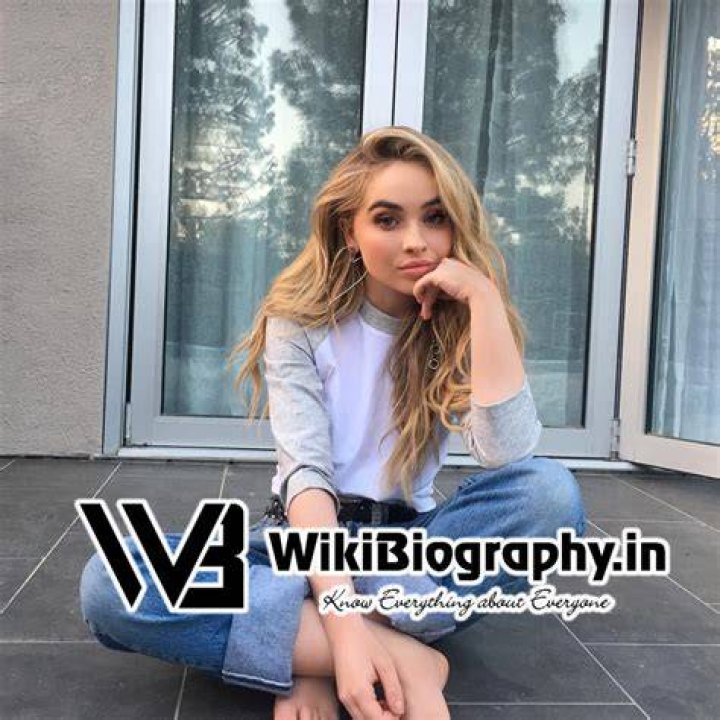 Intriguing Facts About Sabrina Carpenter's Height in Feet