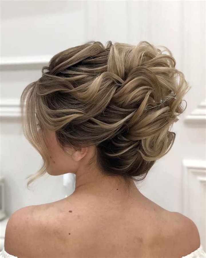 Long Hair Hairstyles for Mother of the Bride: Elegant Styles to Make Her Shine