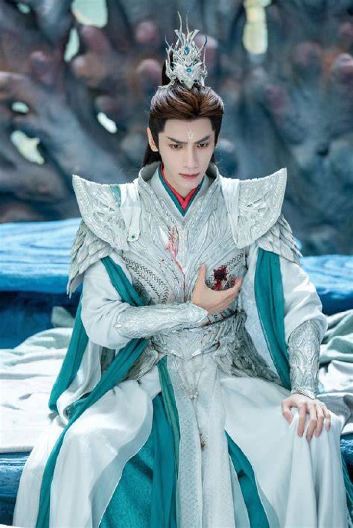 Lou Yunxi: The Rising Star of Chinese Entertainment
