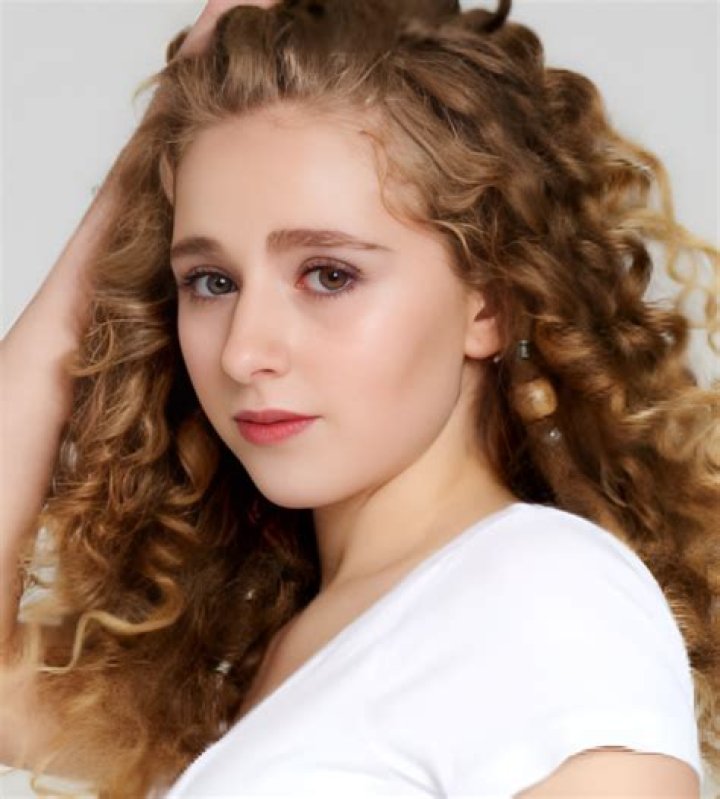Maryjane Auryn: The Rising Star in the Entertainment Industry