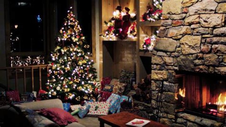 Mom Furious Over Daughter's Xmas Eve Work: A Holiday Controversy