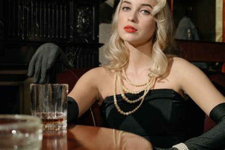 Understanding the World of Midget Strippers: A Detailed Insight