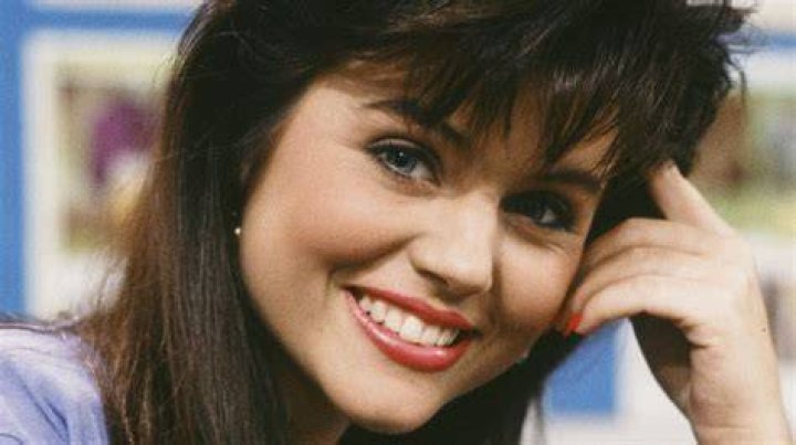 Who is the Actress Behind the Iconic Kelly Kapowski in Saved by the Bell?